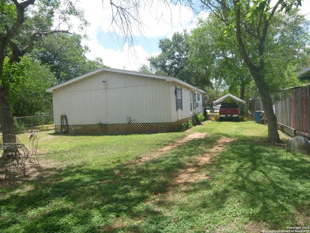 1121 Plum — FLORESVILLE SECTIONS