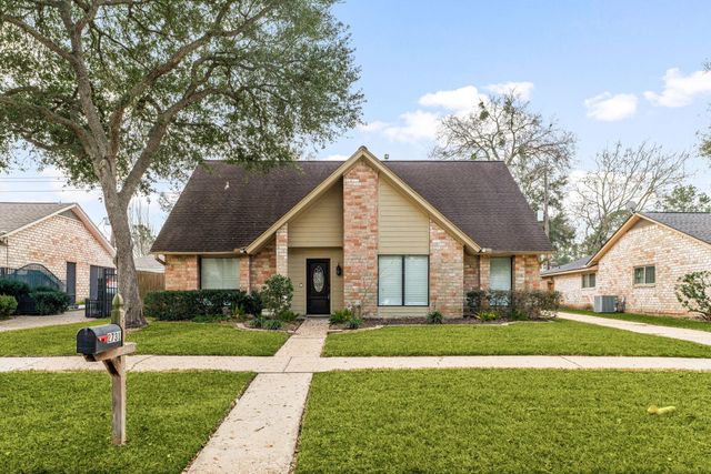 2731 Field Line Dr — Colony Bend Sec 1