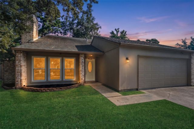 3223 Holly Green Dr — Elm Grove Village Sec 01