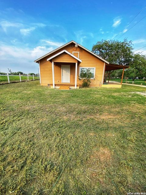 1311 Pine St. — FLORESVILLE SECTIONS