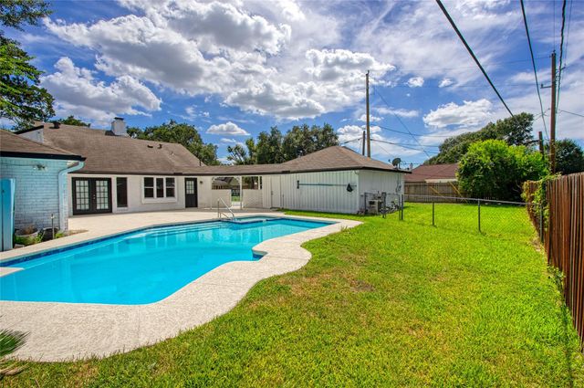 414 N Pecan Dr — Tomball Terrace