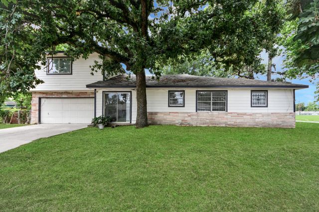 7450 Lakewood Dr — Scenic Woods