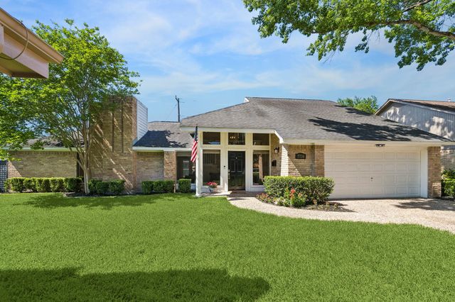 7738 Betty Jane Ln — Clay Woods