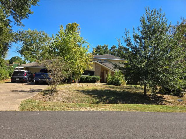 1740 Crownover Rd — Spring Branch Oaks