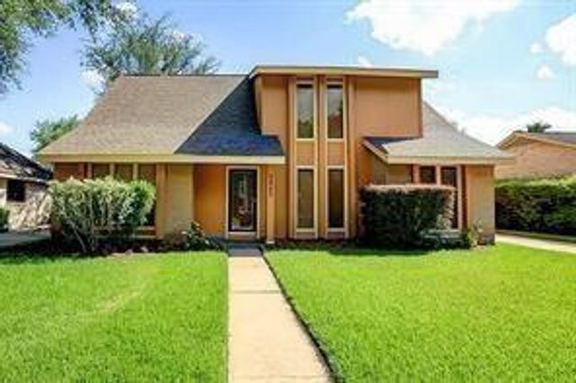 2907 Colonial Dr — Colony Bend Sec 2