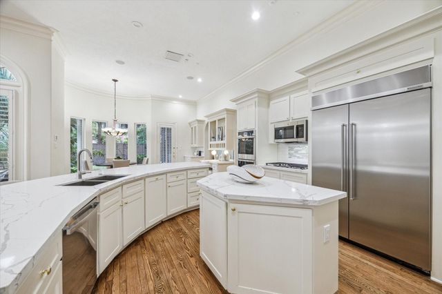 38 Scotsmoor Ct — Sweetwater