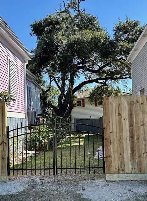 1009 Sealy St — Galveston Townsite