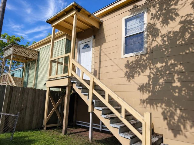 1513 J H Clouser St — Galveston Outlots