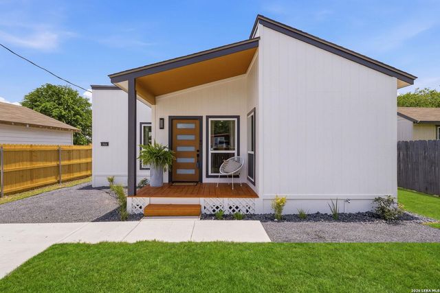 733 E Walnut St — SEGUIN NEIGHBORHOOD 03