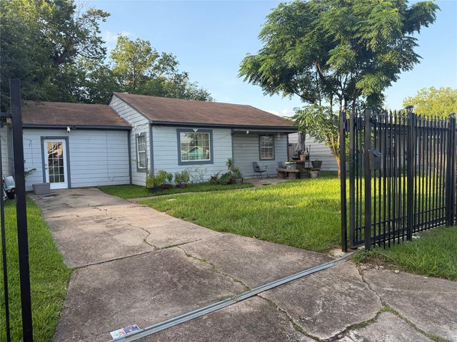 2305 Windsor Ln — Red Bluff Terrace Sec 04