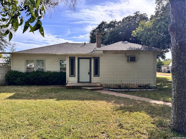 604 E Rio Grande — Pearsall