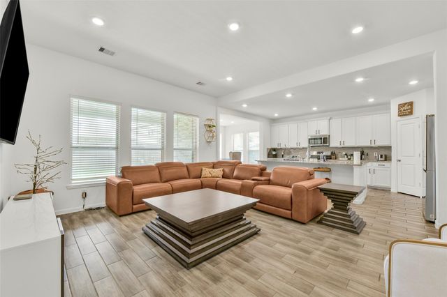 506 Campbell Dr — Westwood