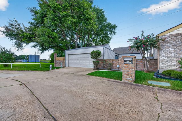 2946 Creekway Cir — Meadowcreek