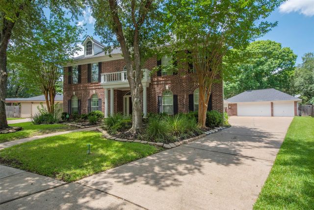 1303 Red Oak Ct — The Lakes Sec 1
