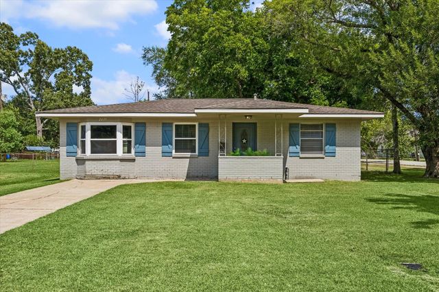 2439 S Austin Ave — Pearland