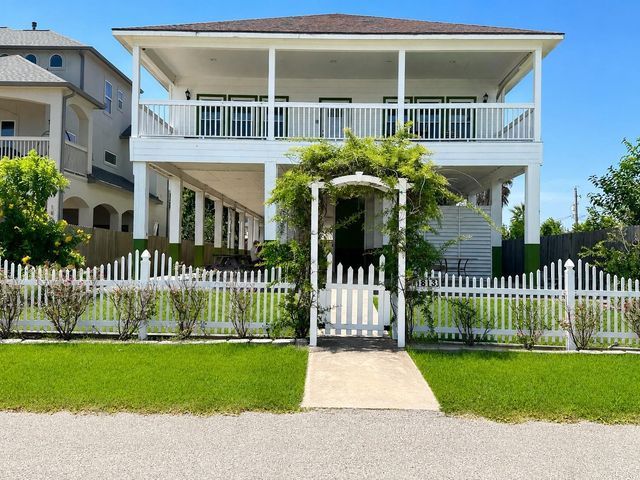 1813 Avenue A — San Leon
