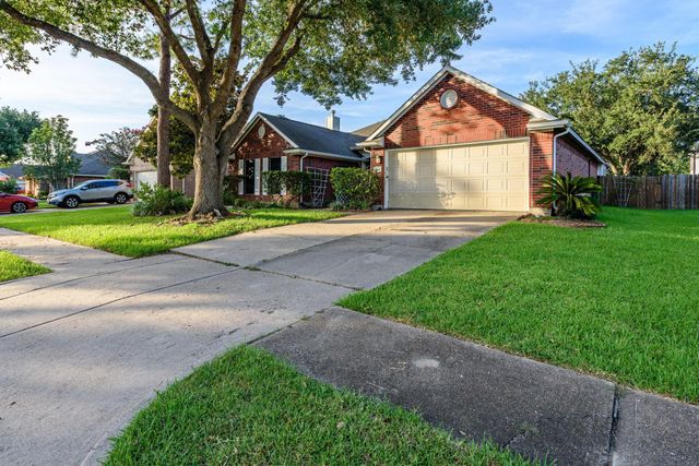 1819 Castle Oaks Dr — Oakbrook Estates Sec 2