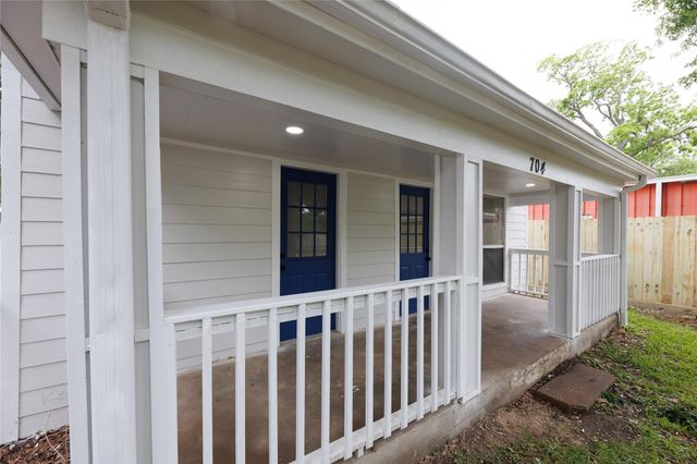 704 W Willis St — Alvin 1 Alvin
