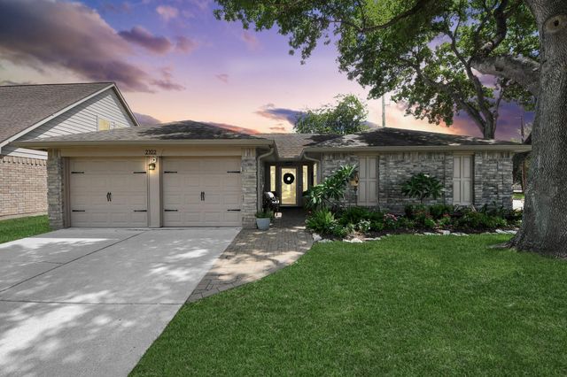 2102 Fountain Dr — Barrington Place Sec 2
