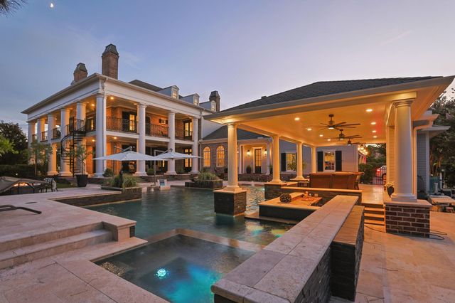 2 Georgian Row — Lake Woodlands East Shore