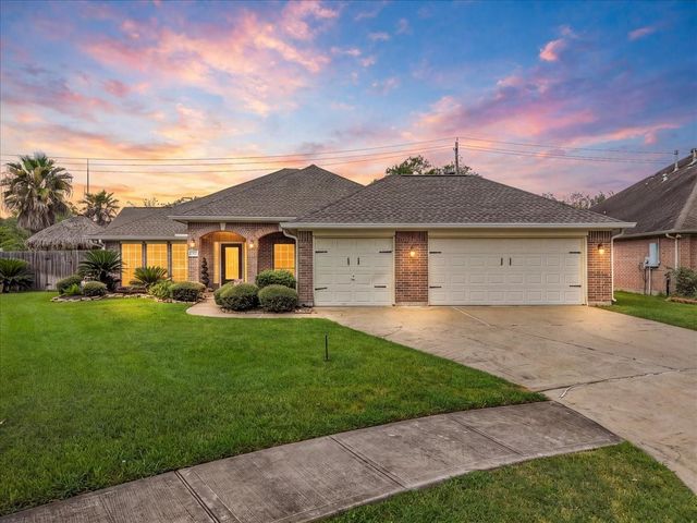 1207 Shadowbend St — Sunset Lakes