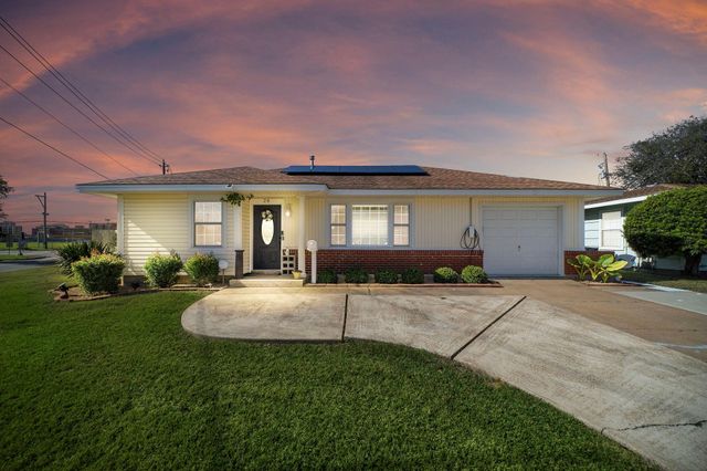 28 Manor Way — Lyncrest Manor