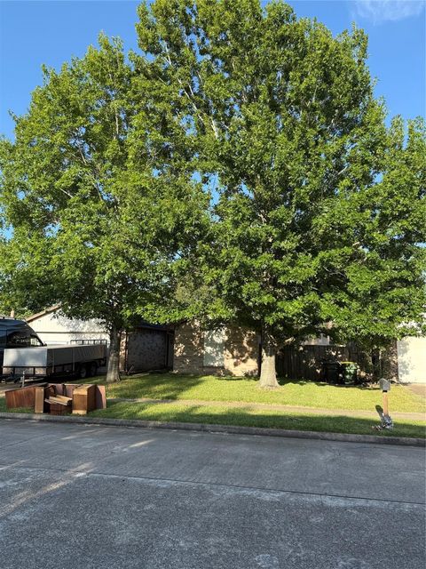 1127 W Brompton Dr — Southdown Sub