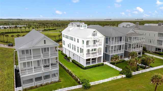 2425 E Seaside Dr — Beachtown Galveston East Villa
