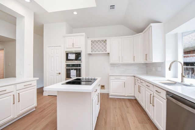 202 Knoll Forest Dr — Greatwood