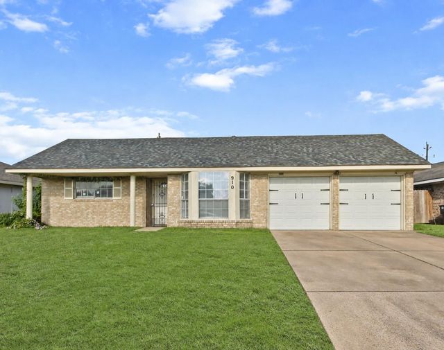 910 Centerwood Dr — Holiday Forest