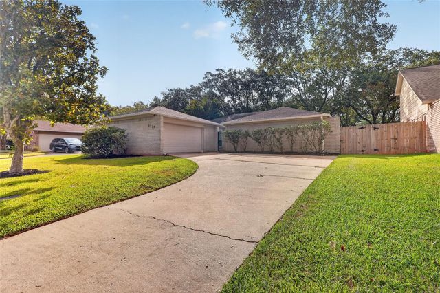 2747 Colony Dr — Colony Bend Sec 1