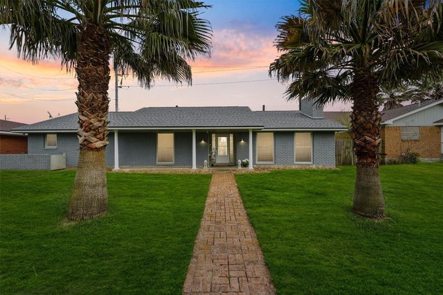 9 S Shore Dr — South Shore