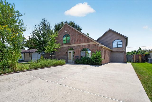 512 Bertloma St — Center Place