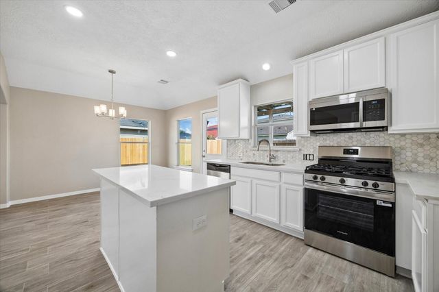 1523 Blossom Ln — West Meadows Sec 01