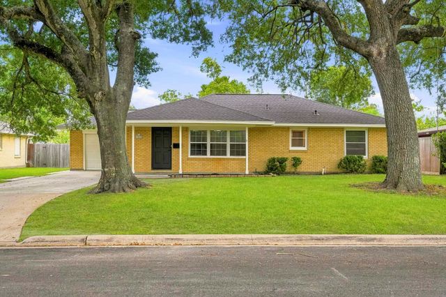 106 S Pin Oak Dr — Oak Park 2