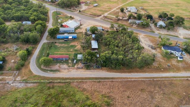 80 COUNTY ROAD 100 — (SF MH) FLORESVILLE ISD MH