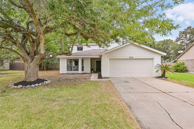 902 Essex Dr — Regency Estates 1
