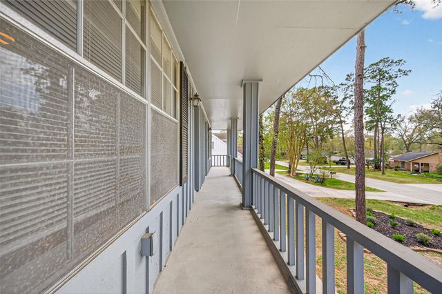 26522 Hillside Dr — Oak Ridge North 06