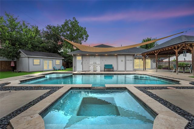 2418 Pebbledowne Cir — Barrington Place