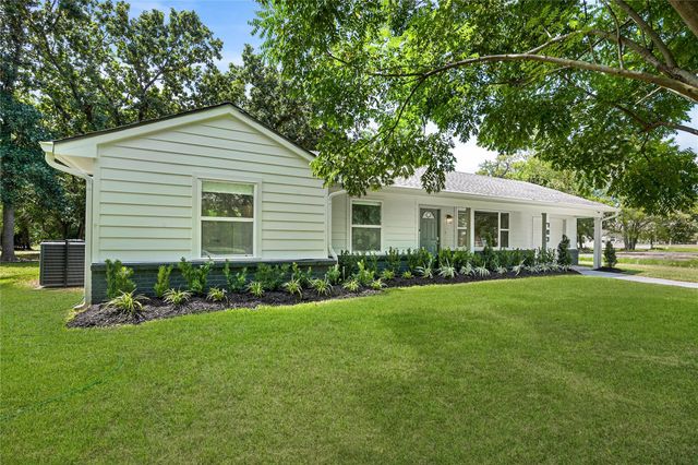 703 Newton Dr — Newton West
