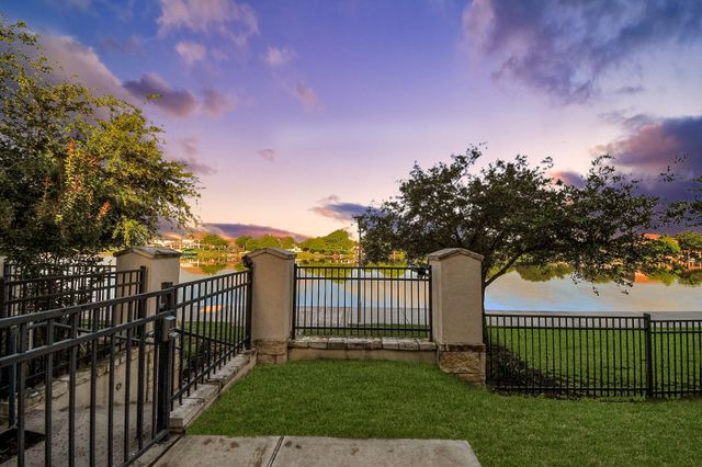 9663 Rockport Hills Dr — Towne Lake