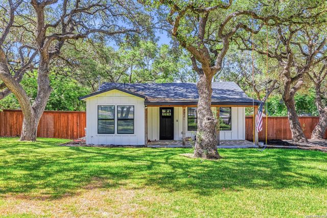 221 W HIGHLAND DR — BOERNE