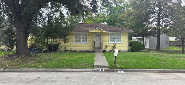 809 N Avenue D — Benders