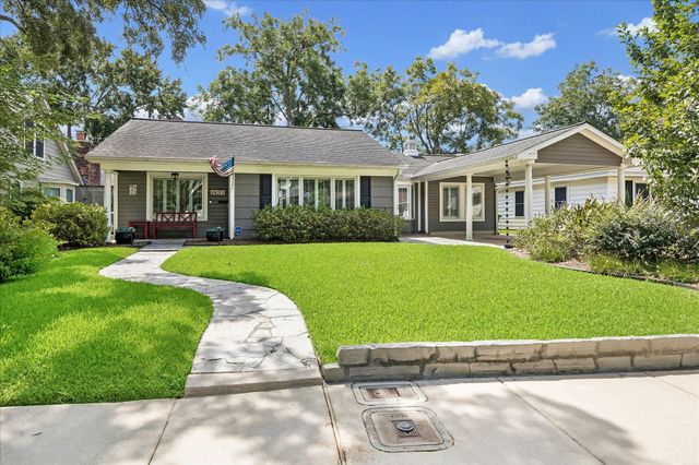 1611 Gardenia Dr — Oak Forest