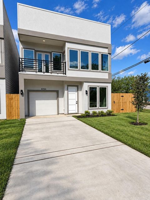 8704 Southview St — Sothview Place