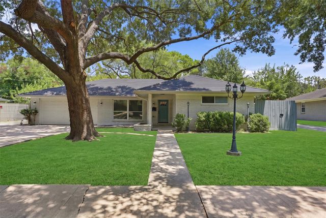 11907 Renwick Dr — Westbury