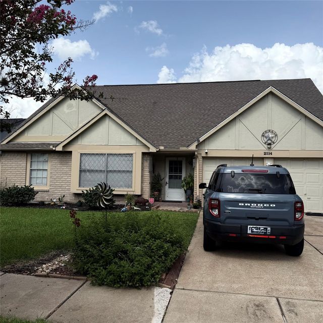 2114 Fountain Dr — Barrington Place Sec 2