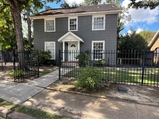 2415 White Oak Dr — Norhill Park