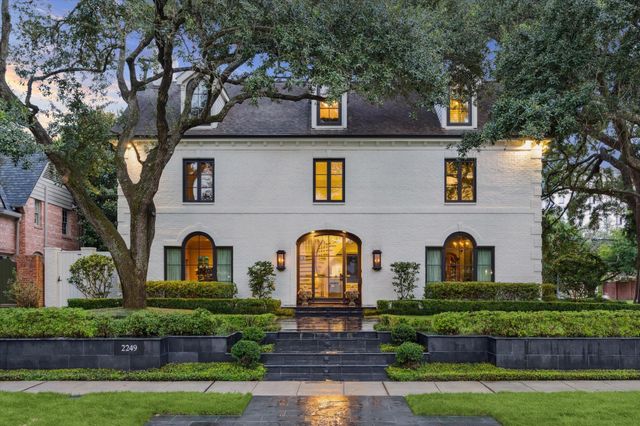 2249 Pelham Dr — River Oaks