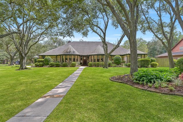 203 W Spreading Oaks Ave — Perry Grove